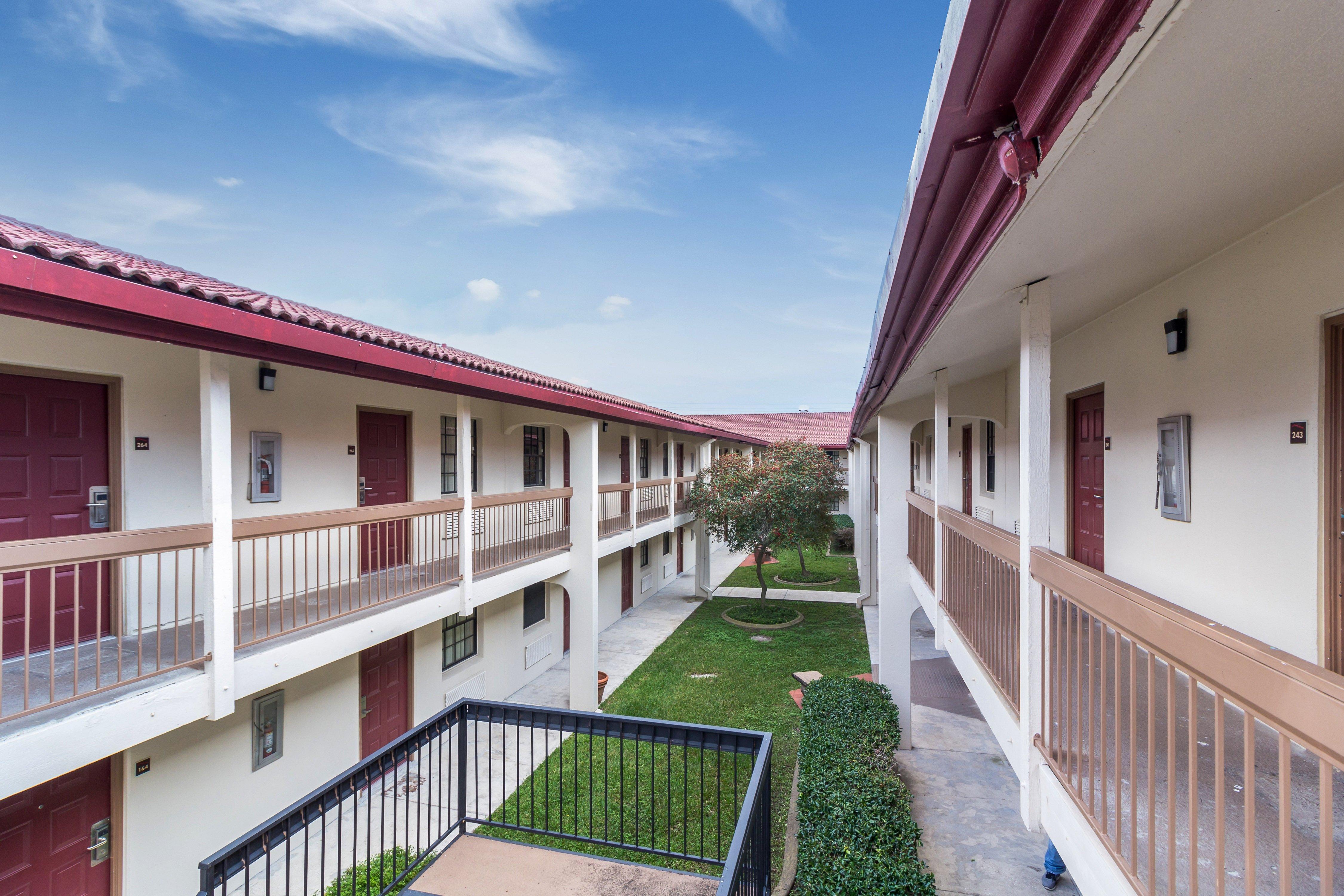 Red Roof Inn Houston East I-10 Extérieur photo