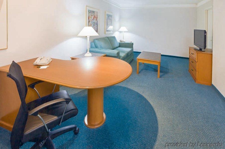 Red Roof Inn Houston East I-10 Extérieur photo