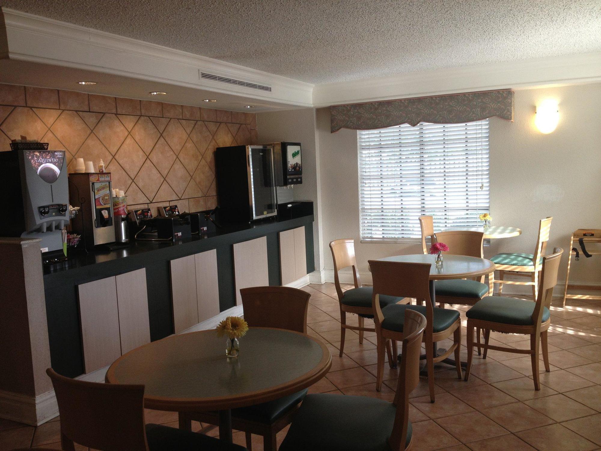 Red Roof Inn Houston East I-10 Extérieur photo