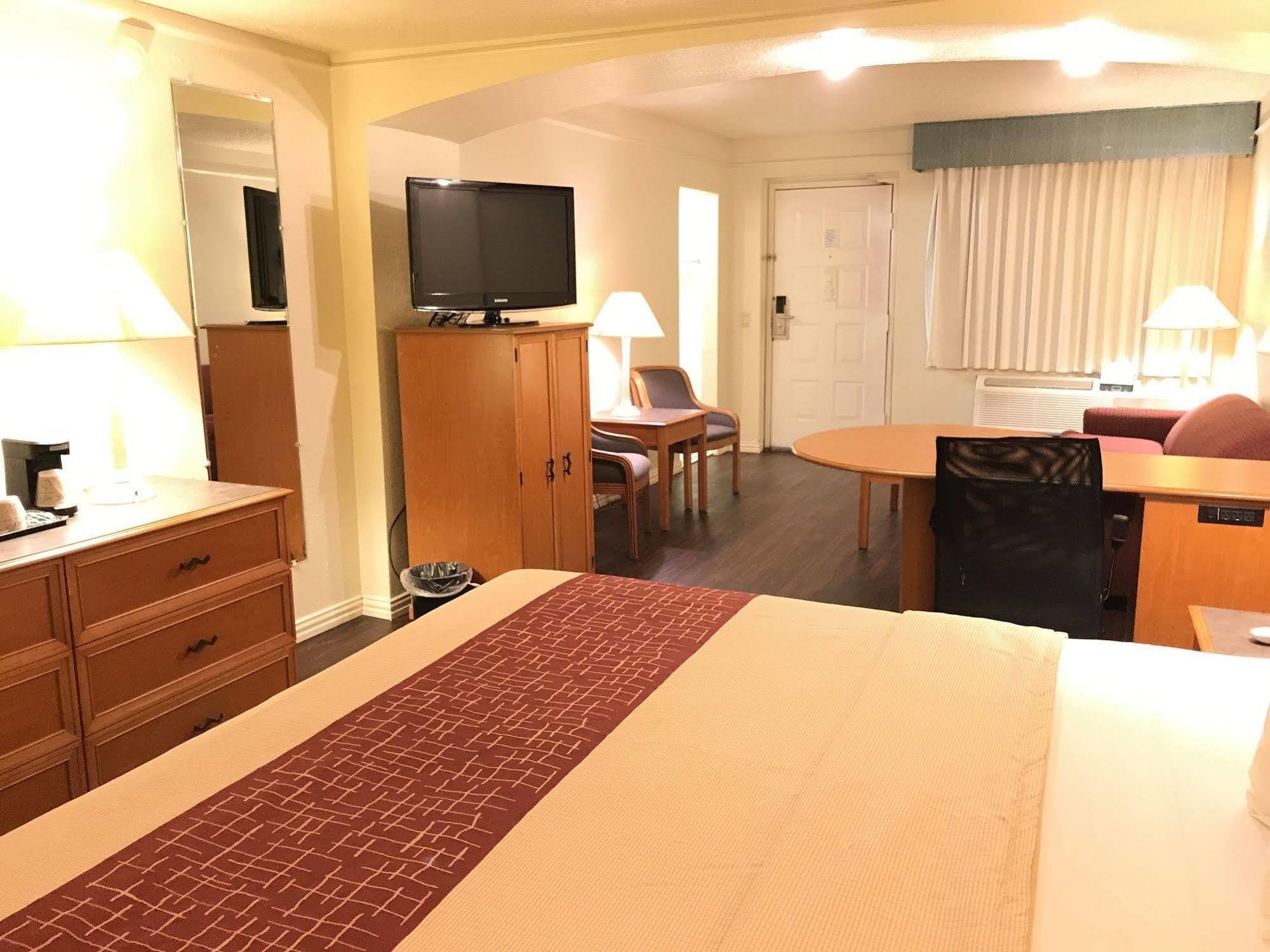 Red Roof Inn Houston East I-10 Extérieur photo