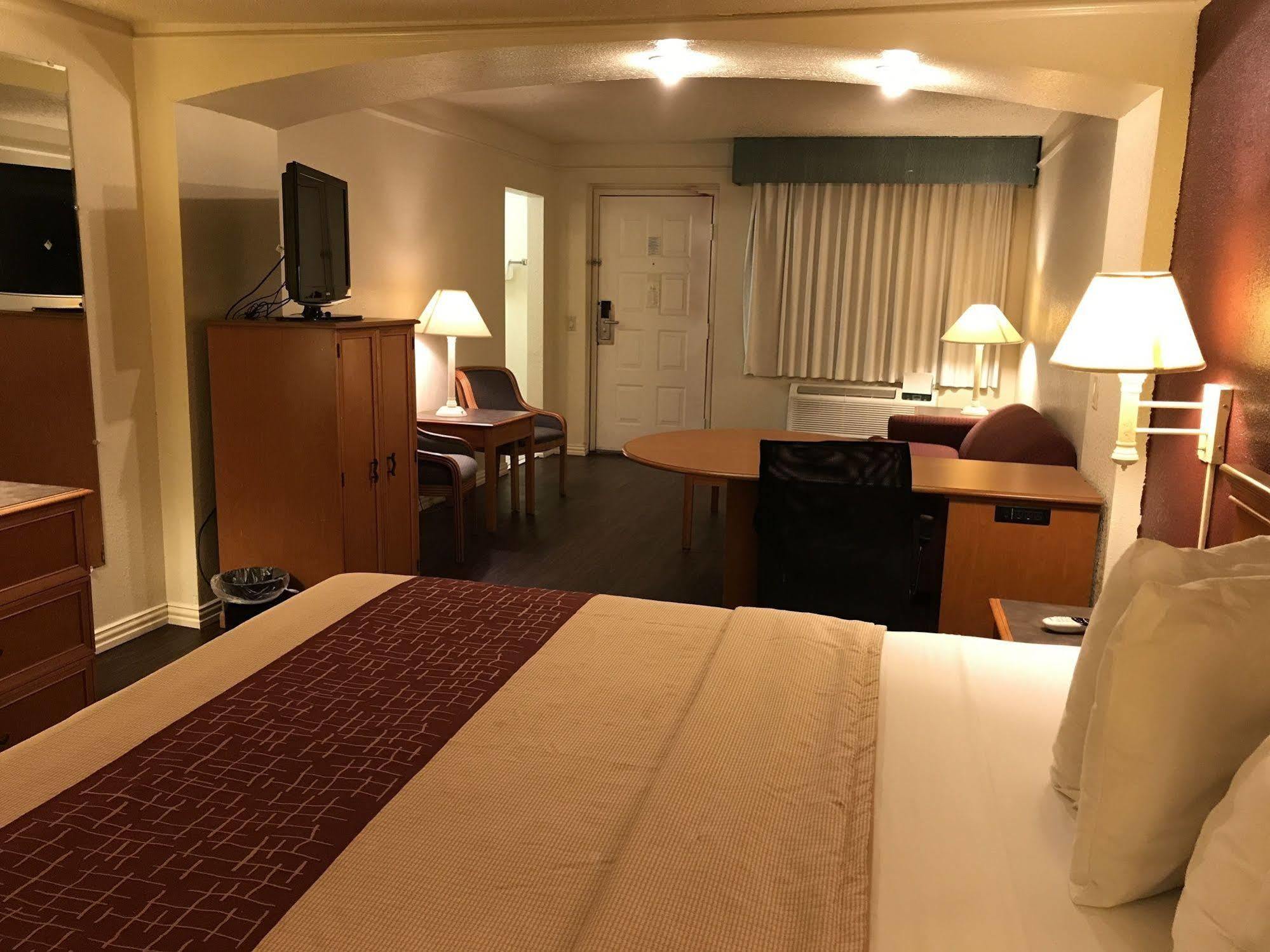 Red Roof Inn Houston East I-10 Extérieur photo