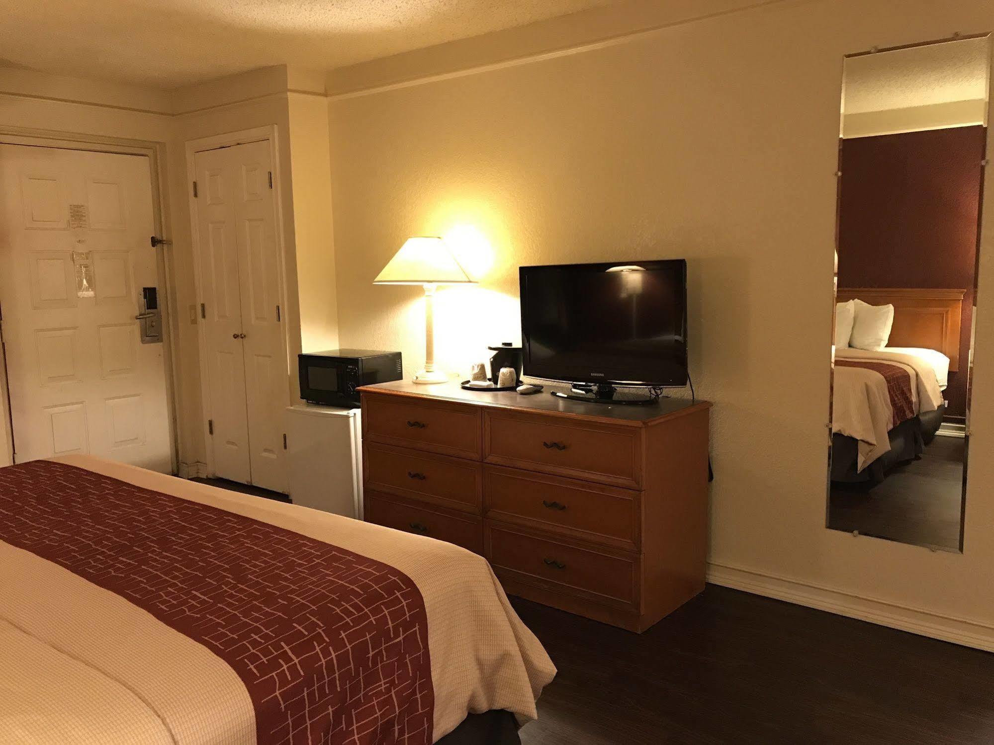 Red Roof Inn Houston East I-10 Extérieur photo